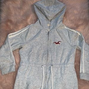Heather grey sweatshirt with 3/4 th sleeve